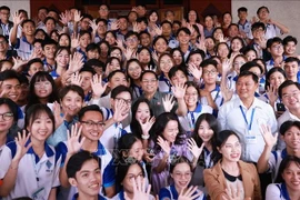 Prime Minister Pham Minh Chinh, NA deputies of Can Tho, and students of Can Tho University at the meeting (Photo: VNA)