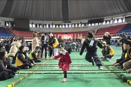 Mua sap (bamboo dancing), a traditional Vietnamese folk game, attracts many children from multicultural families to take part. (Photo: VNA)