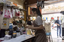 Restaurant operators in Thailand say the “Khon La Khrueng” co-payment scheme proved to be an effective way to provide relief to both consumers and the food service industry when it was used during the pandemic. (Photo: Reuters)