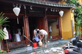 Hoi An residents clean up after floods (Photo: VNA)