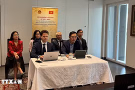 Minister Counsellor Pham Quang Huy, Deputy Head of Vietnam’s Permanent Mission to Geneva (R) and Andrey Eydlin of the St. Gallen Endowment, at the working session (Photo: VNA)