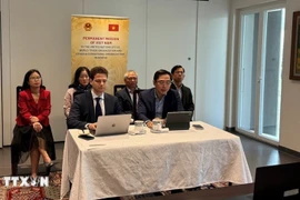 Minister Counsellor Pham Quang Huy, Deputy Head of Vietnam’s Permanent Mission to Geneva (R) and Andrey Eydlin of the St. Gallen Endowment, at the working session (Photo: VNA)