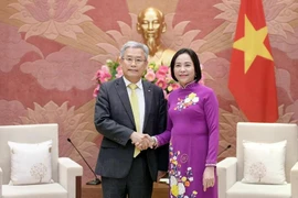 Vice Chairwoman of the National Assembly Nguyen Thi Thanh (R) hosts a reception in Hanoi on April 15 for visiting Chairman and CEO of the Korea Electric Power Corporation (KEPCO) Kim Dong Cheol . Photo: National Assembly Portal)