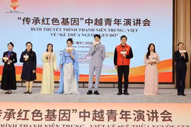 Vietnamese, Chinese youth sing a friendship song at the event. (Photo: VNA)