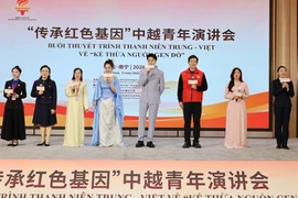 Vietnamese, Chinese youth sing a friendship song at the event. (Photo: VNA)