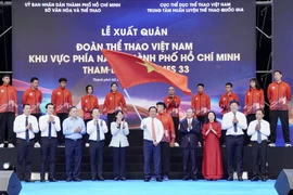 Chairman of the Ho Chi Minh City People’s Committee Nguyen Van Duoc (centre) waves the national flag at the ceremony (Photo: VNA)