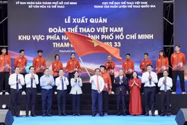 Chairman of the Ho Chi Minh City People’s Committee Nguyen Van Duoc (centre) waves the national flag at the ceremony (Photo: VNA)