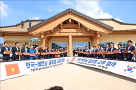 At a topping-out ceremony for the new community centre in North Gyeongsang province. (Photo: VNA)
