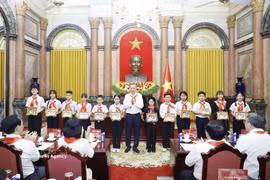 General Secretary and State President To Lam presents the photograph "Uncle Ho with Children" to outstanding children nationwide (Photo: VNA)