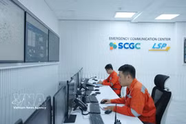 Technicians work at the emergency response monitoring and coordination centre of Long Son Petrochemicals Co., Ltd. in Ho Chi Minh City. (Photo: VNA)