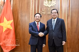 Trinh Van Quyet (L), Politburo member, Secretary of the Communist Party of Vietnam (CPV) Central Committee and Chairman of its Central Commission for Information, Education and Mass Mobilisation, meets with Acting Head of State, President of the Senate and President of the Cambodian People’s Party Hun Sen in Phnom Penh on May 13. (Photo: VNA)