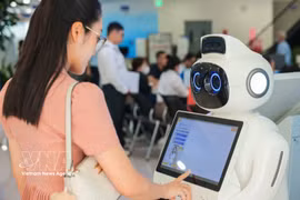 A reception robot assists with administrative guidance, information lookup and directing visitors to service counters. (Photo: VNA)