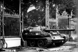 Tank 846 of the Liberation Army enters the Independence Palace, 30 April 1975, photographed by journalist Tran Mai Huong. 