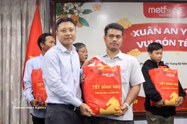 Leaders of the Vietnamese Embassy in Cambodia and Metfone present Lunar New Year gifts to people of Vietnamese origin in Phnom Penh. (Photo: VNA)