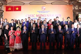 Politburo member and Secretary of the Ho Chi Minh City Party Committee Tran Luu Quang, together with city leaders, poses for a photo with delegates at the meeting. (Photo: VNA)