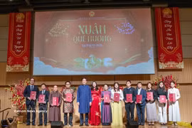 Vietnamese Ambassador to Japan Pham Quang Hieu commends collectives that have made significant contributions to community work in 2025 (Photo: VNA)
