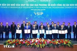 Prime Minister Pham Minh Chinh, his Singaporean counterpart Lawrence Wong and other delegates at the signing ceremony of MoUs on expanding VSIP network in Vietnam (Photo: VNA)