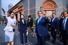 Prime Minister Pham Minh Chinh (C) visits the Memorial Hall of the first National Congress of the Communist Party of China. (Photo: VNA)