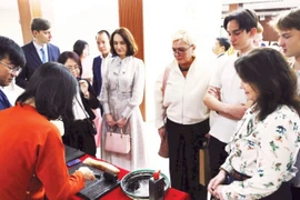 Foreigners delight in woodblock printing experience (Photo: nhandan.vn)