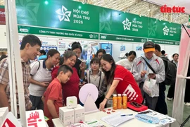 Visitors to the Autumn Fair 2025, which opened on October 25 and will last until November 4 (Photo: VNA)