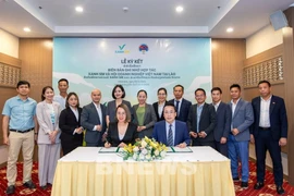 At the signing ceremony of the strategic cooperation agreement between the Lao subsidiary of Vietnam's Green and Smart Mobility JSC (GSM) and the Vietnam Business Association in Laos (AVILA). (Photo: VNA)