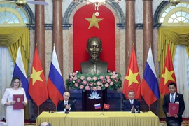 Then State President To Lam (second from right) and Russian President Vladimir Putin witness the exchange of signed documents between the two countries following their talks in Hanoi on June 20, 2024. (Photo: VNA)