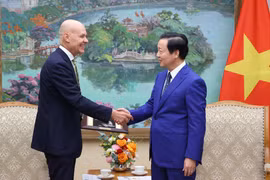 Deputy Prime Minister Tran Hong Ha (R) and Dutch Ambassador to Vietnam Kees van Baar at their meeting in Hanoi on August 14. (Photo: VNA)
