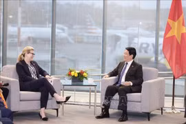 State President Luong Cuong (R) receives President and CEO of Boeing Commercial Airplanes Stephanie Pope. (Photo: VNA)