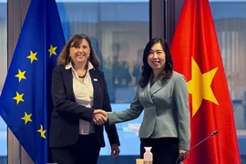 Vietnamese Deputy Minister of Foreign Affairs Le Thi Thu Hang (R) and Acting Managing Director for Asia and the Pacific of EEAS Paola Pampaloni (Photo: baoquocte.vn)