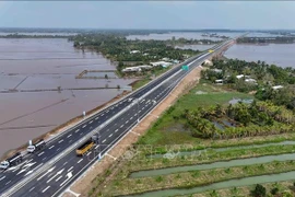 The completion of Can Tho - Ca Mau expressway has helped shorten travel time from Can Tho to Ca Mau to just one hour and a half (Photo: VNA)