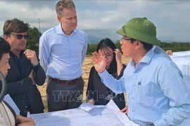 Vice Chairman of the municipal People’s Committee Tran Nam Hung (first, right) introduces the potential and development orientations of the Chu Lai Open Economic Zone. (Photo: VNA)
