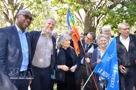 Tran To Nga poses for a group photo with supporters of her lawsuit against US chemical companies (Photo: VNA) 
