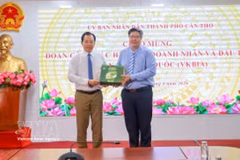 Vice Chairman of the municipal People’s Committee Vuong Quoc Nam and Chairman of the Vietnam–Korea Business and Investment Association Tran Hai Linh pose for a commemorative photo. (Photo: VNA)