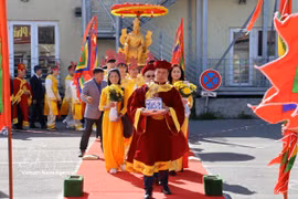 The event in Prague opens with a traditional procession of the Hung Kings’ palanquin, accompanied by festival flags and drums, recreating a sacred atmosphere far from home. (Photo: VNA)