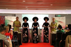 An Ao dai collection of Lan Huong brand is introduced at the event (Photo: VNA)