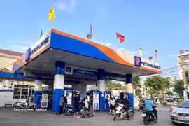 People buy fuel at a petrol station. (Photo: VNA)
