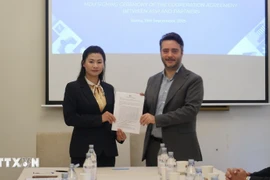 Nguyen Thi Bich Diep (left) of ASVI and Francesco Maringiò of Fondazione Italy-Vietnam sign a cooperation agreement (Photo: VNA)