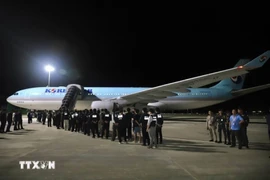 Korean citizens involved in scam centres are transfered at a Cambodian airport (Photo: AKP)