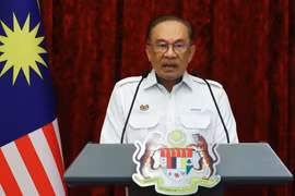 Malaysia PM orders rental cuts to support small traders