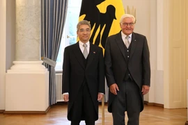 German President Frank-Walter Steinmeier (R) and Vietnamese Ambassador to Germany Nguyen Dac Thanh at the ceremony at the Bellevue Palace in Berlin on August 27. (Photo: VNA)