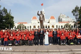 Deputy Prime Minister Mai Van Chinh, along with representatives from ministries, departments, agencies, and Ho Chi Minh City are with the Vietnamese para-sports delegation at the President Ho Chi Minh Monument Park in Ho Chi Minh City. (Photo: VNA)