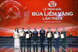 Party General Secretary To Lam and PM Pham Minh Chinh honour the first prize winners. (Photo: VNA)
