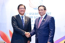 Prime Minister Pham Minh Chinh (R) meets with Philippine President Ferdinand Romualdez Marcos Jr. (Photo: VNA)