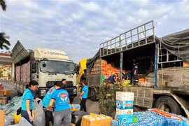 On November 22, nearly 45 tonnes of relief goods are assembled and prepared in Quang Ninh for urgent transport to Lam Dong province. (Photo: VNA)
