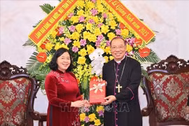 President of the Vietnam Fatherland Front (VFF) Central Committee Bui Thi Minh Hoai (L) extends Christmas greetings to Archbishop of Hanoi and Vice President of the Catholic Bishops’ Conference of Vietnam Vu Van Thien (Photo: VNA)