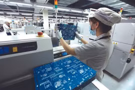 Workers at a VNPT factory at the Hoa Lac Hi-tech Park in Hanoi (Photo: VNA)