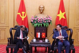 Nguyen Xuan Thang (right), Chairman of the Central Theory Council and President of the Ho Chi Minh National Academy of Politics. receives Singaporean Ambassador to Vietnam Jaya Ratnam on November 3. (Photo: VNA)