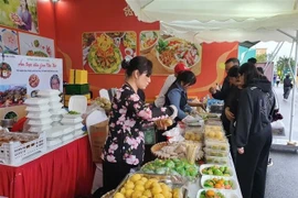People enjoy delicacies from Mekong Delta city of Can Tho. (Photo: VNA)