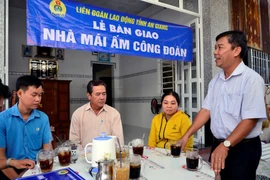 At a housing transfer ceremony (Photo: laodong.vn)