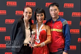 Coaches Phan Hong VIet (right) and HoangThu Trang (left) always stand by dancesport athlete Nguyen Trong Nha Uyen (Photo: VNA)